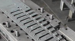 級進(jìn)模凸模斷裂崩刃原因及對策